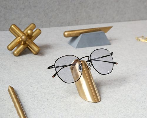 Eyewear stand